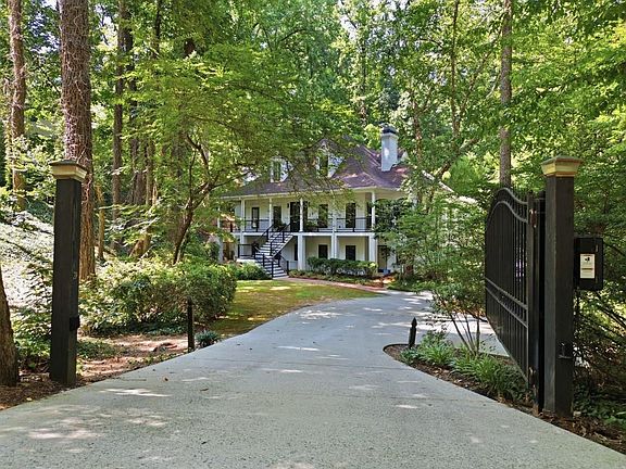 2nd image of 400 Old Ivy Rd NE
