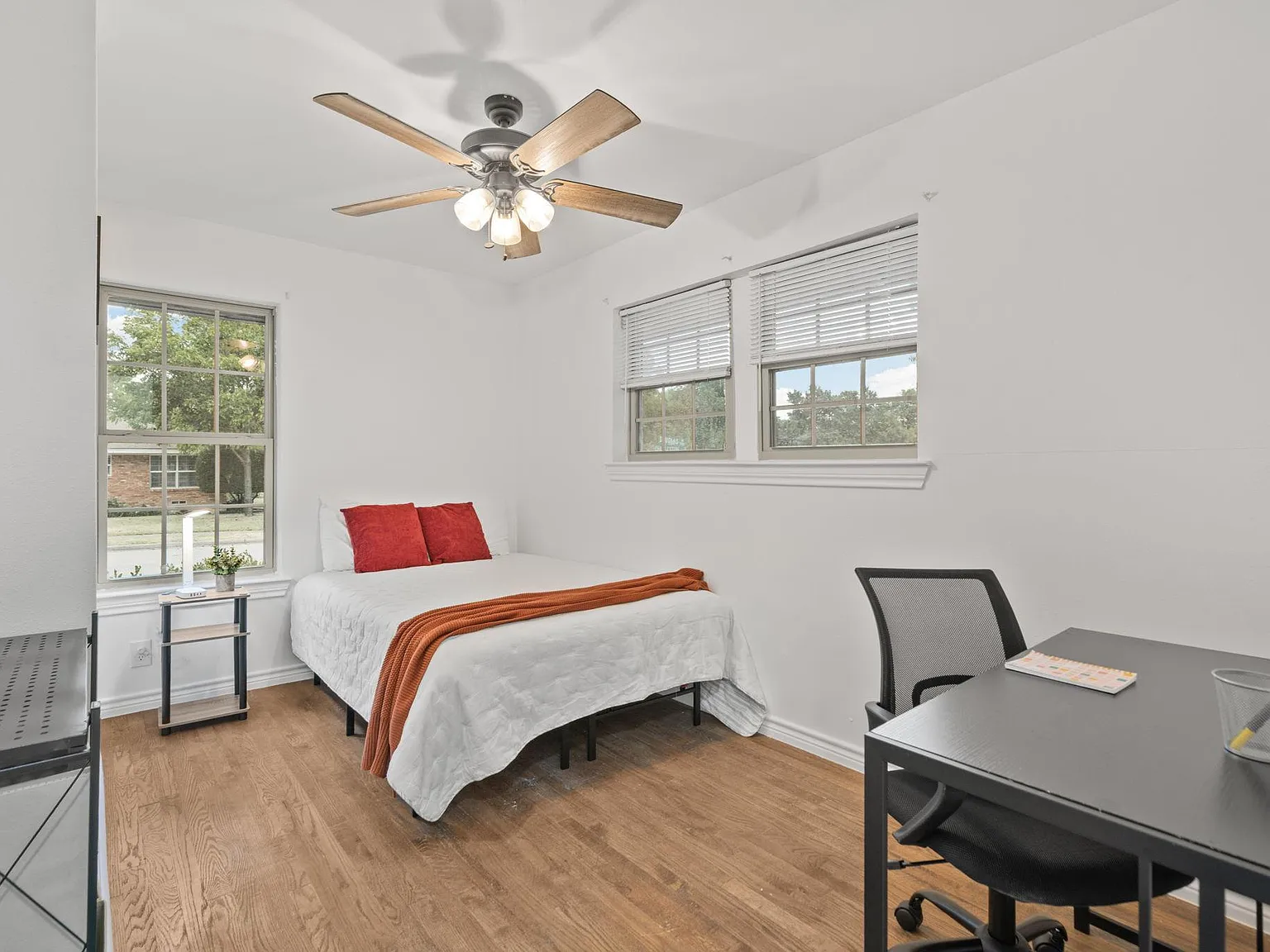 4 bed, 5.0 bath, 3241 sqft, $949 — Photo 2