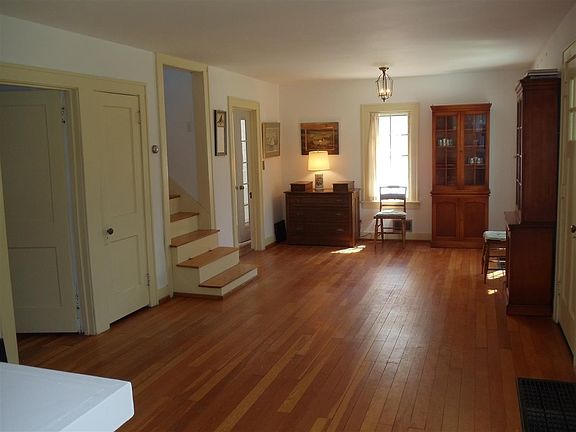 5th image of 501 E River St