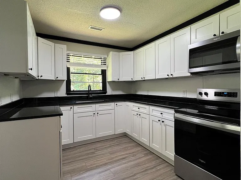 1214 Northwoods Dr — Photo 3