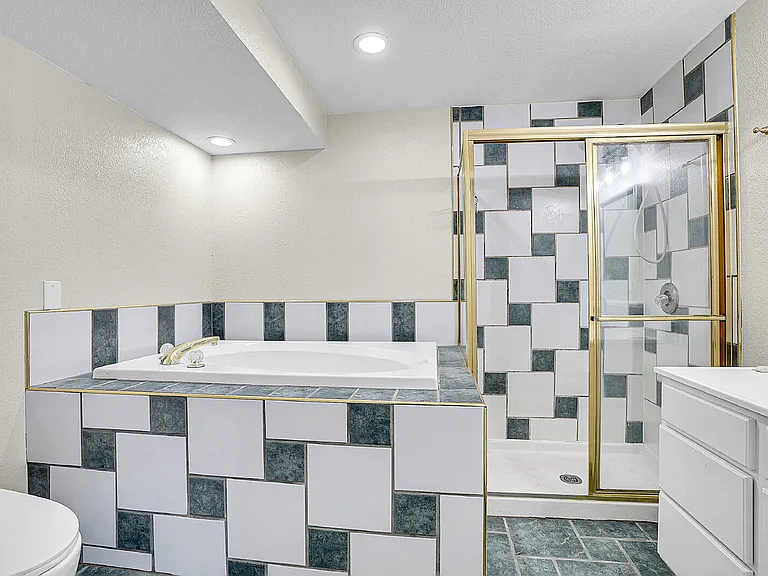 8065 Eagleview Dr — Photo 37