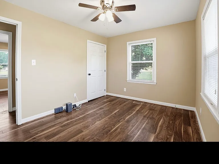3915 Northern Hills Dr — Photo 16