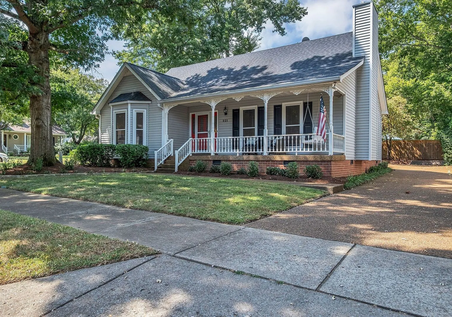3 Bedroom Home (4th bed option) with 2 Car Garage in Downtown Franklin — Photo 2