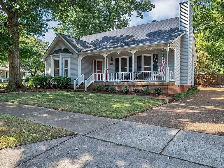 221 Adams Ct — Photo 2
