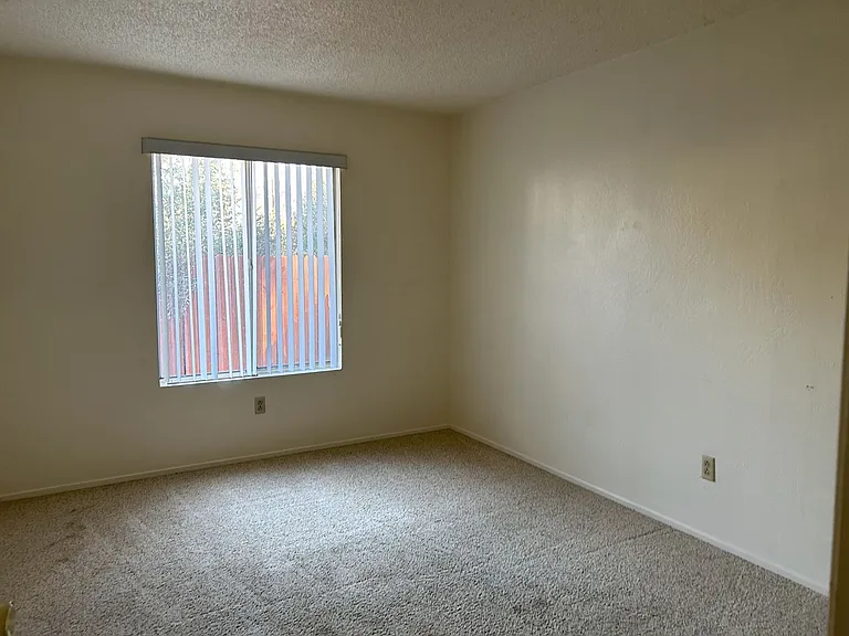 643 College St — Photo 7