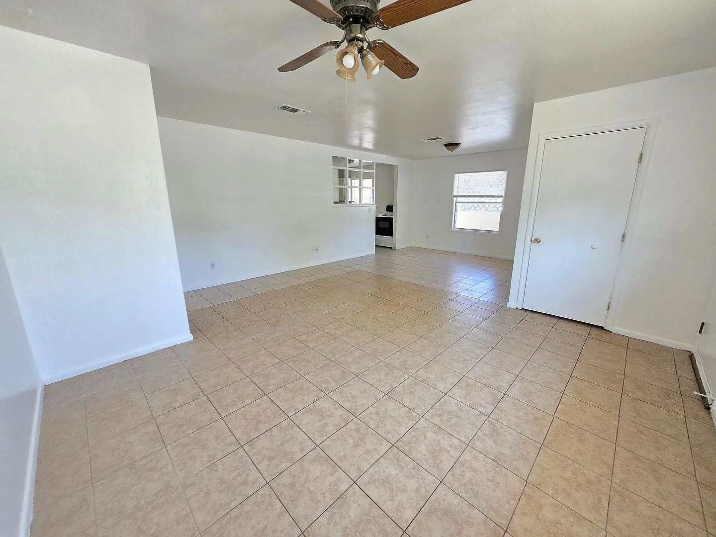 Spacious 3BD/1.75BA Home — Photo 3