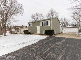 413 S Thornwood Dr, Lindenhurst, IL 60046