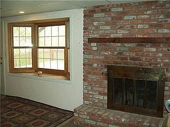 Basemt fireplace/bay window