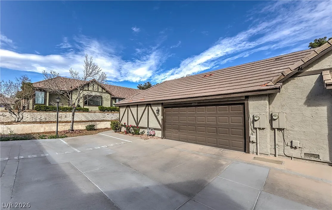 3 bed, 2.5 bath, 2305 sqft, $2,100 — Photo 2