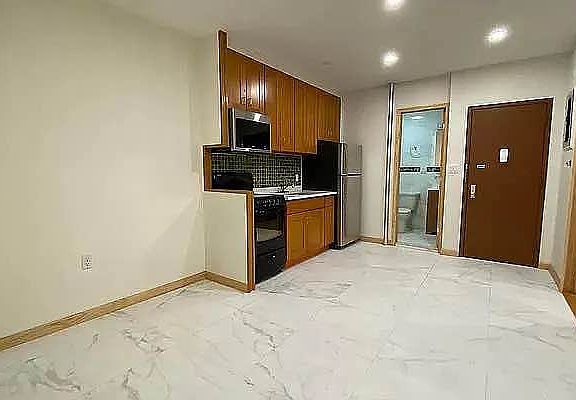 2nd image of 83 Bayard St APT 2