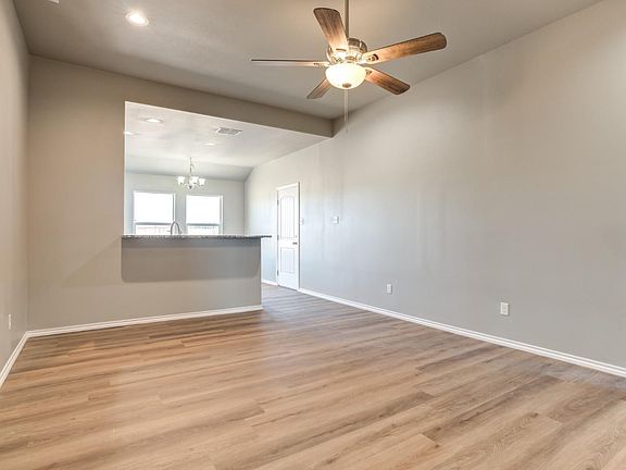 5th image of 934 E Municipal Dr