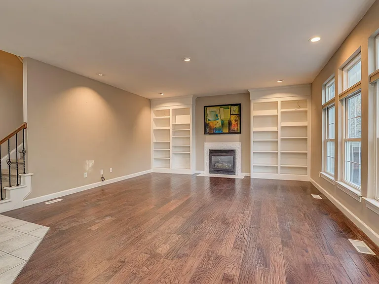 800 Sherrard Ct — Photo 9