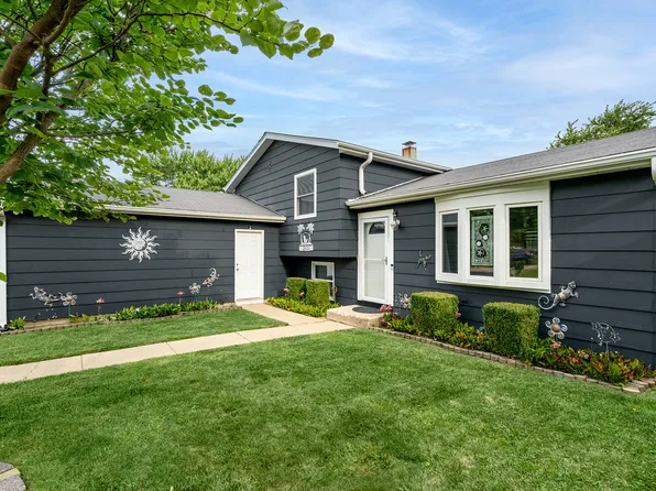 2410 Plum Tree Rd, Lindenhurst, IL 60046