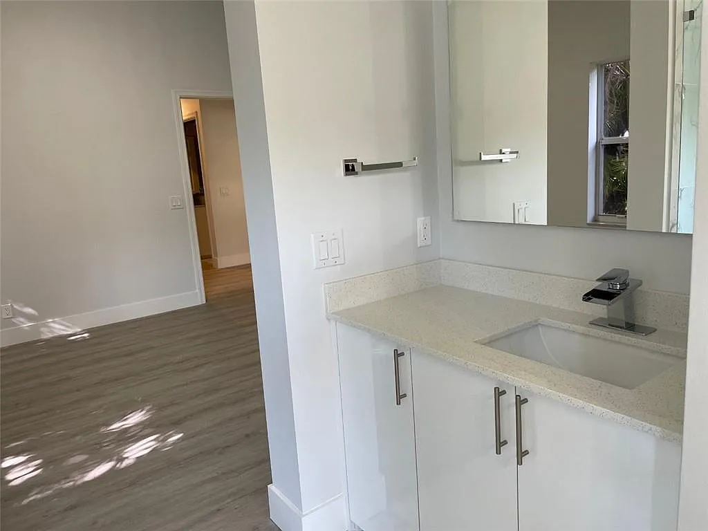 4 bed, 2.5 bath, 2116 sqft, $5,500 — Photo 4