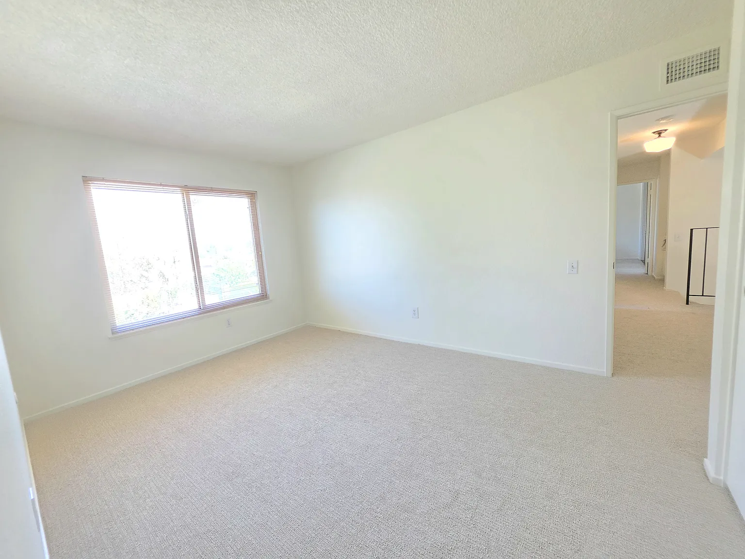Iris Cir, Corona — Photo 1