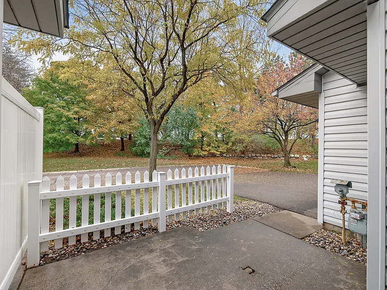 2597 Bedford Ct — Photo 24