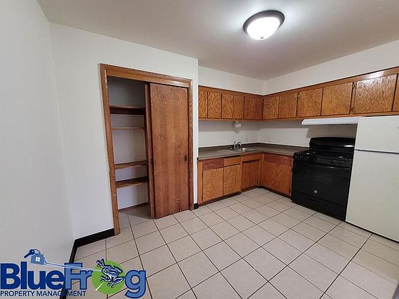 4th image of 210 N Summit St #2