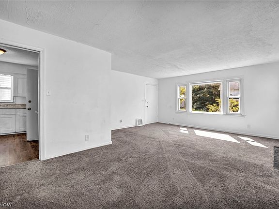 4th image of 907 Whittier Ave