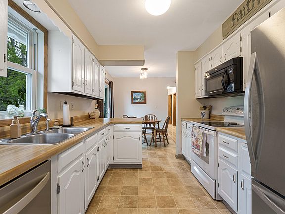 3rd image of 533 Maple Ln