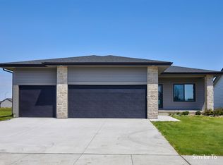 8137 Buckley St, Johnston, IA 50131