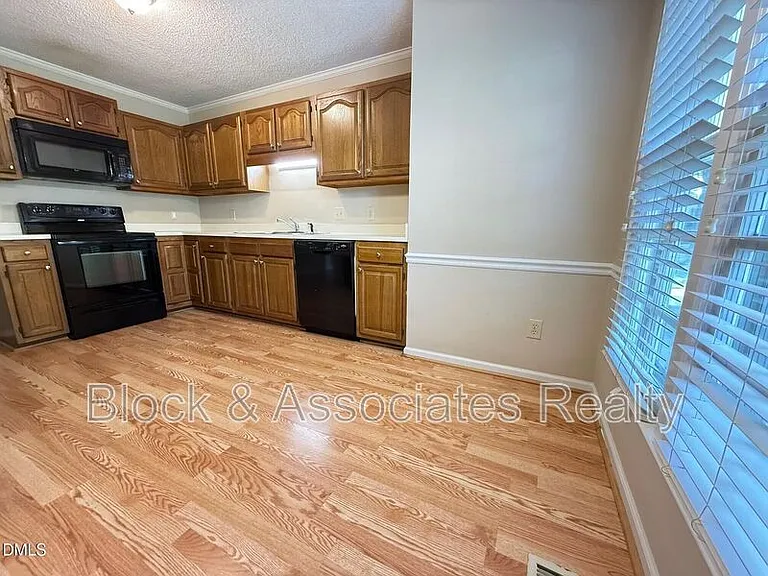 120 Greenmont Ln — Photo 5