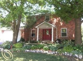 1316 Kenneport Cir, Wixom, MI 48393