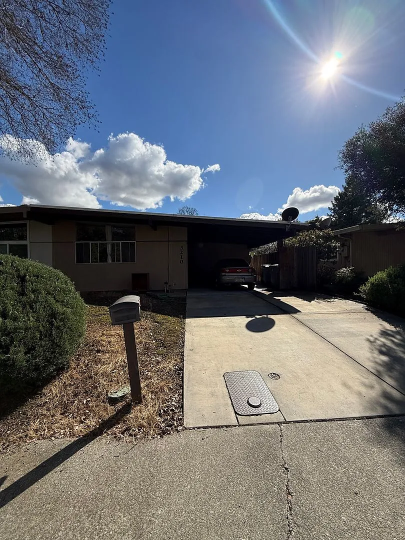 Charming 3-bedroom, 2-bathroom duplex in West Davis. — Photo 1
