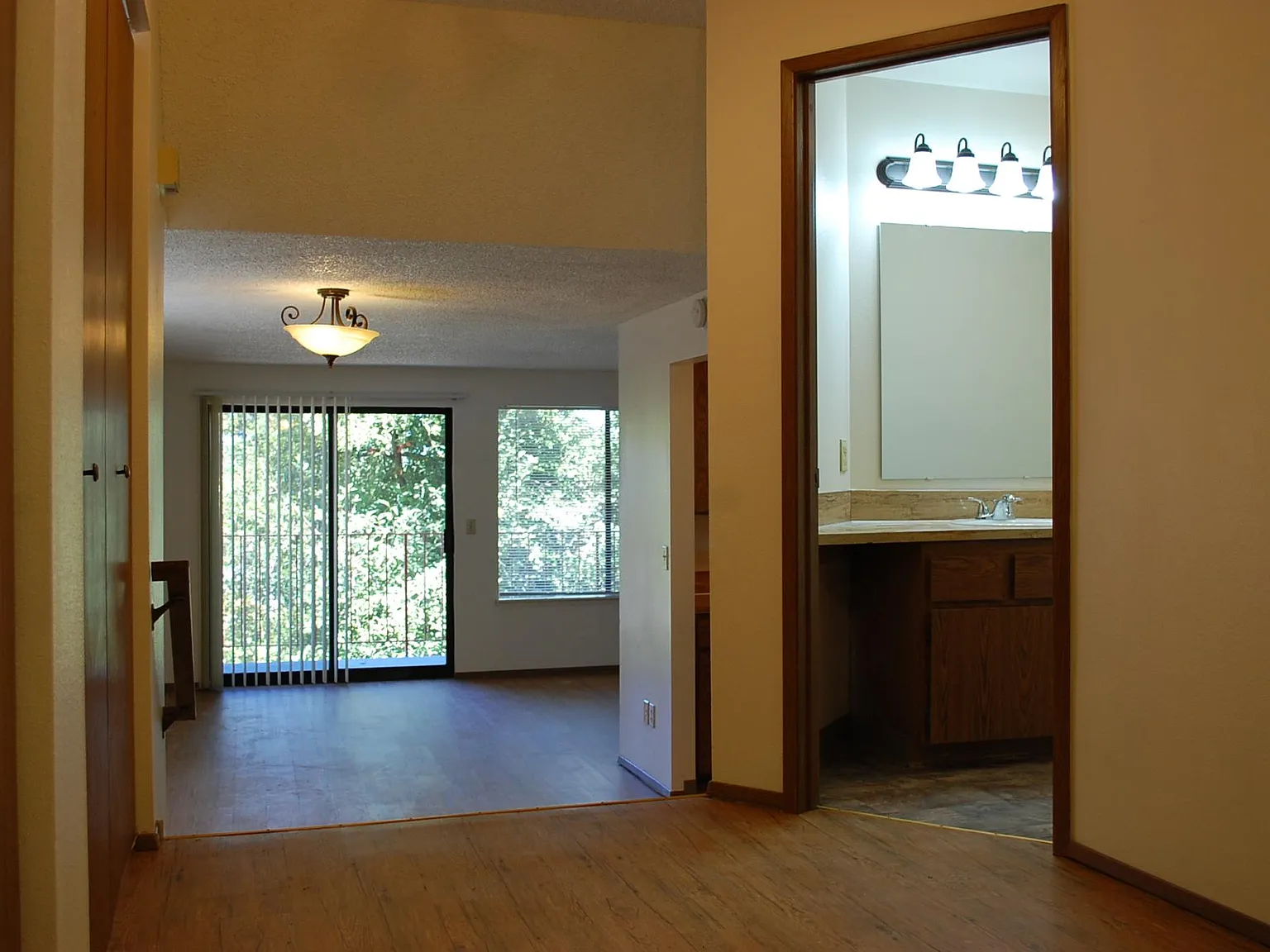 1 bed, 870 sqft, $1,640 — Photo 2
