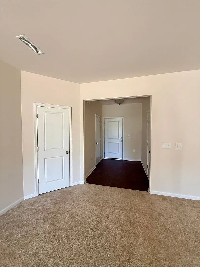 Spacious multi-bedroom layout In Durham — Photo 3