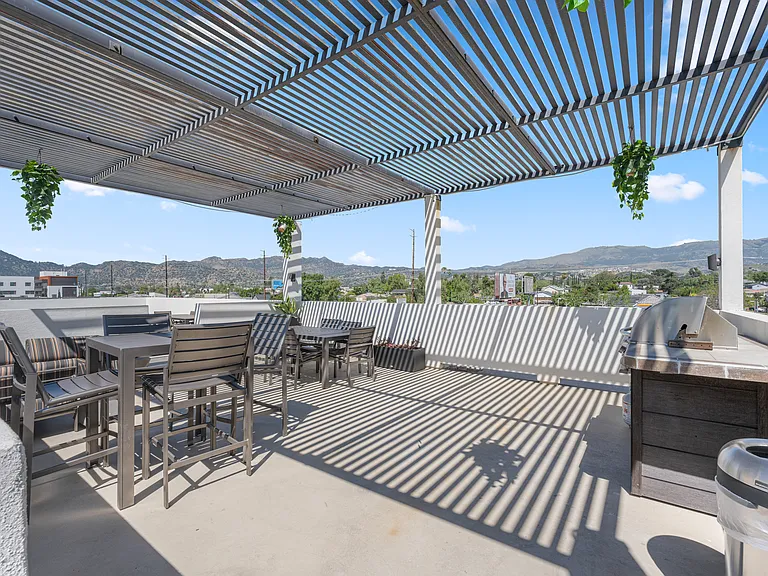 10247 Variel Ave — Photo 33