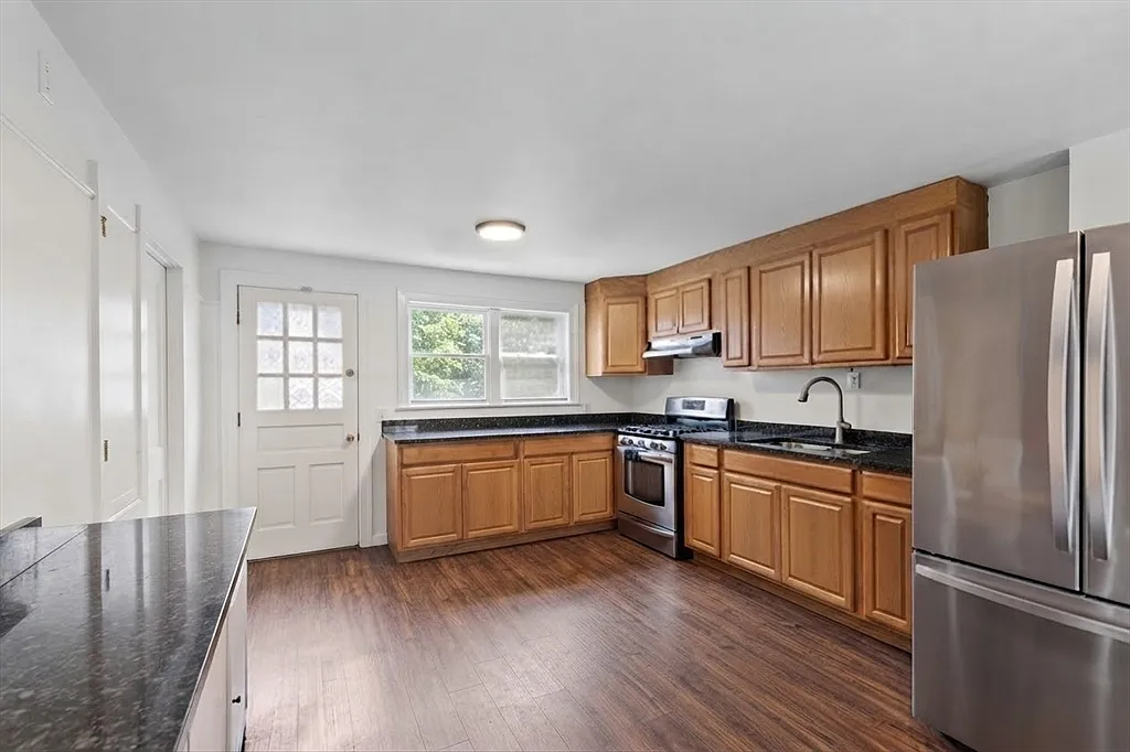 5 bed, 2.0 bath, 1400 sqft, $2,800 — Photo 4