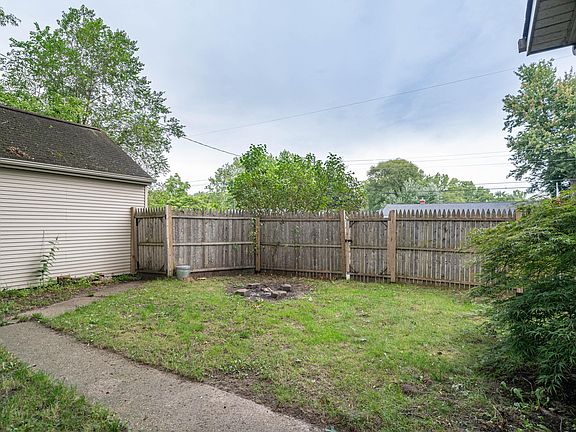 5th image of 253 Woodlawn Ave N