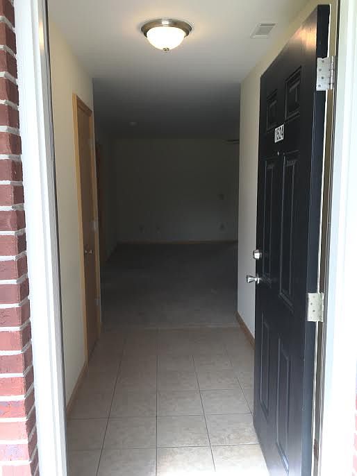 Entryway w/coat closet