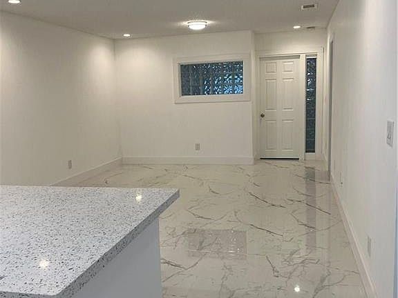 3rd image of 926 Banks Rd