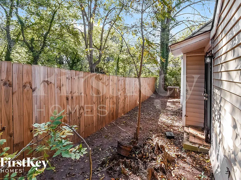 2456 Maple St — Photo 14