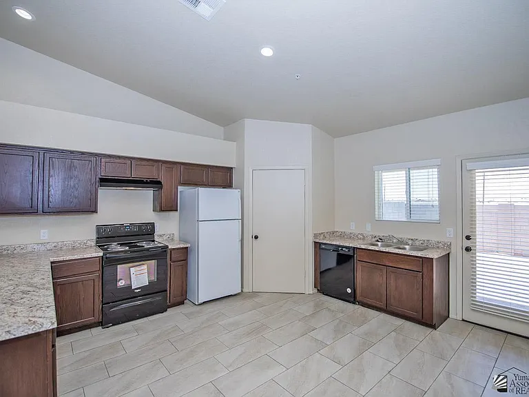 3748 S Brianna Dr — Photo 3
