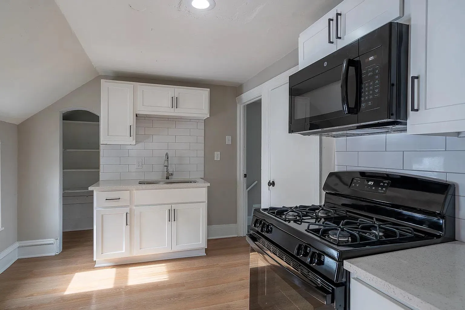 2 bed, 750 sqft, $1,290 — Photo 1