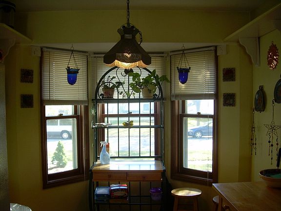 Eat In Kitchen w/ Bay Window
