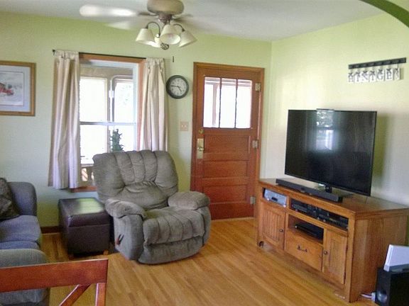 3rd image of 704 Broadway St