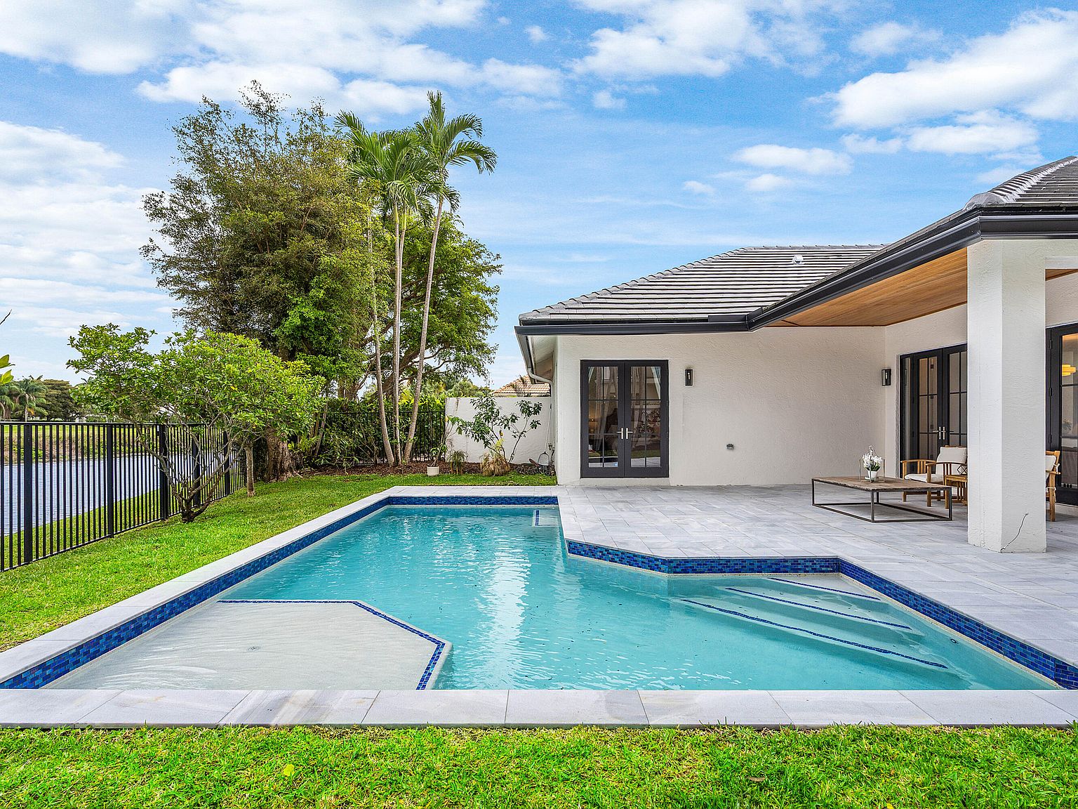2800 Twin Oaks Way