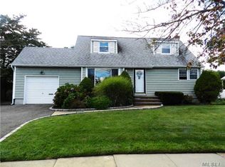 34 Westwood Rd S, Massapequa Park, NY 11762