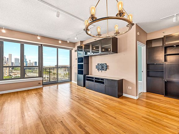 3rd image of 1717 S Prairie Ave APT 1403