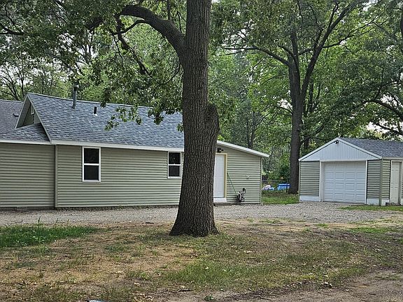 2nd image of 2657 Roberts St