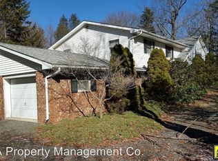 3 Edgewood Rd, Mount Pocono, PA 18344