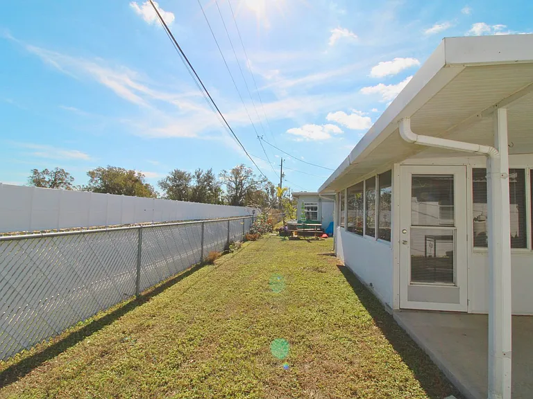 10321 Larchmont Pl N — Photo 16