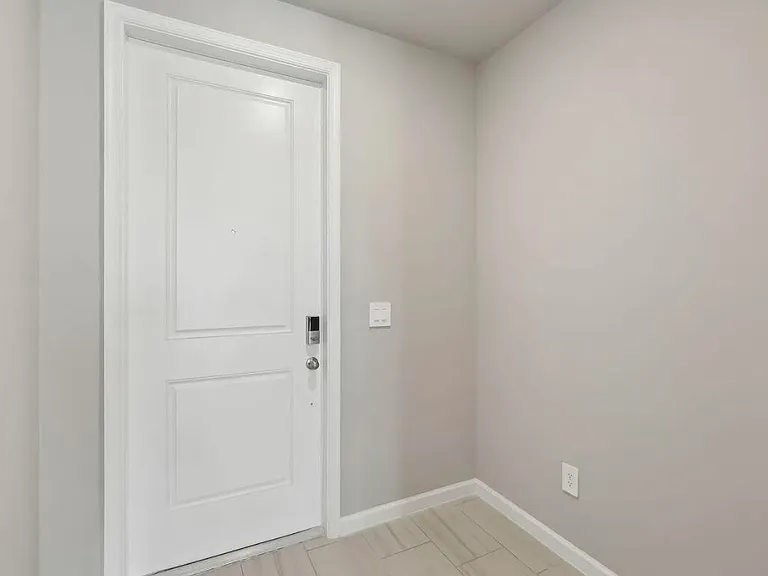 526 Salisbury Cir — Photo 2