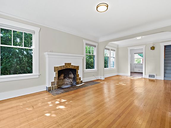 4th image of 816 NW Market St Unit A