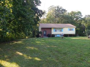 3 Whiteford Dr, Pleasant Valley, NY 12569