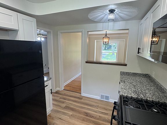 2nd image of 5979 Woodside Rd