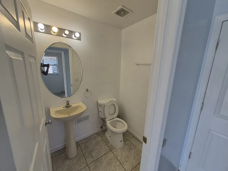 712 Parrot Ct — Photo 8